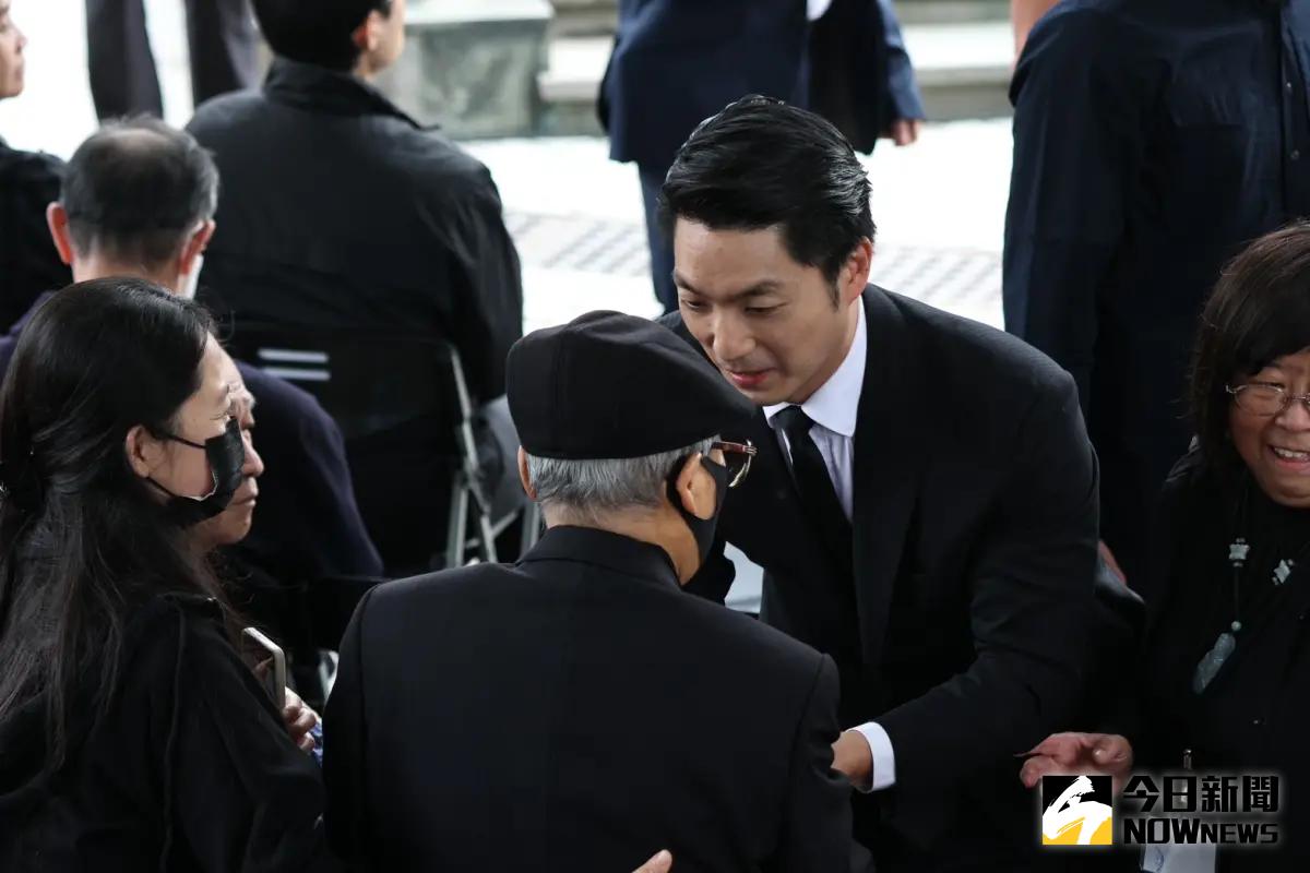 ▲228事件77週年紀念活動，台北市長蔣萬安向受難者家屬致意。（圖／記者陳明中攝，2024.02.28）