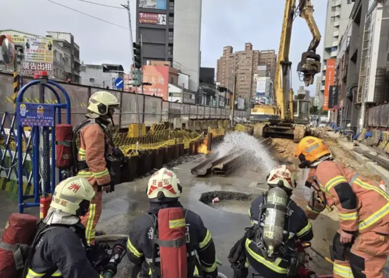 ▲新北市蘆洲區捷運徐匯中學旁，今（28）日驚傳火警，環狀線捷運工程開挖時，疑似挖到瓦斯管線，現場冒出熊熊烈焰。（圖／翻攝畫面）