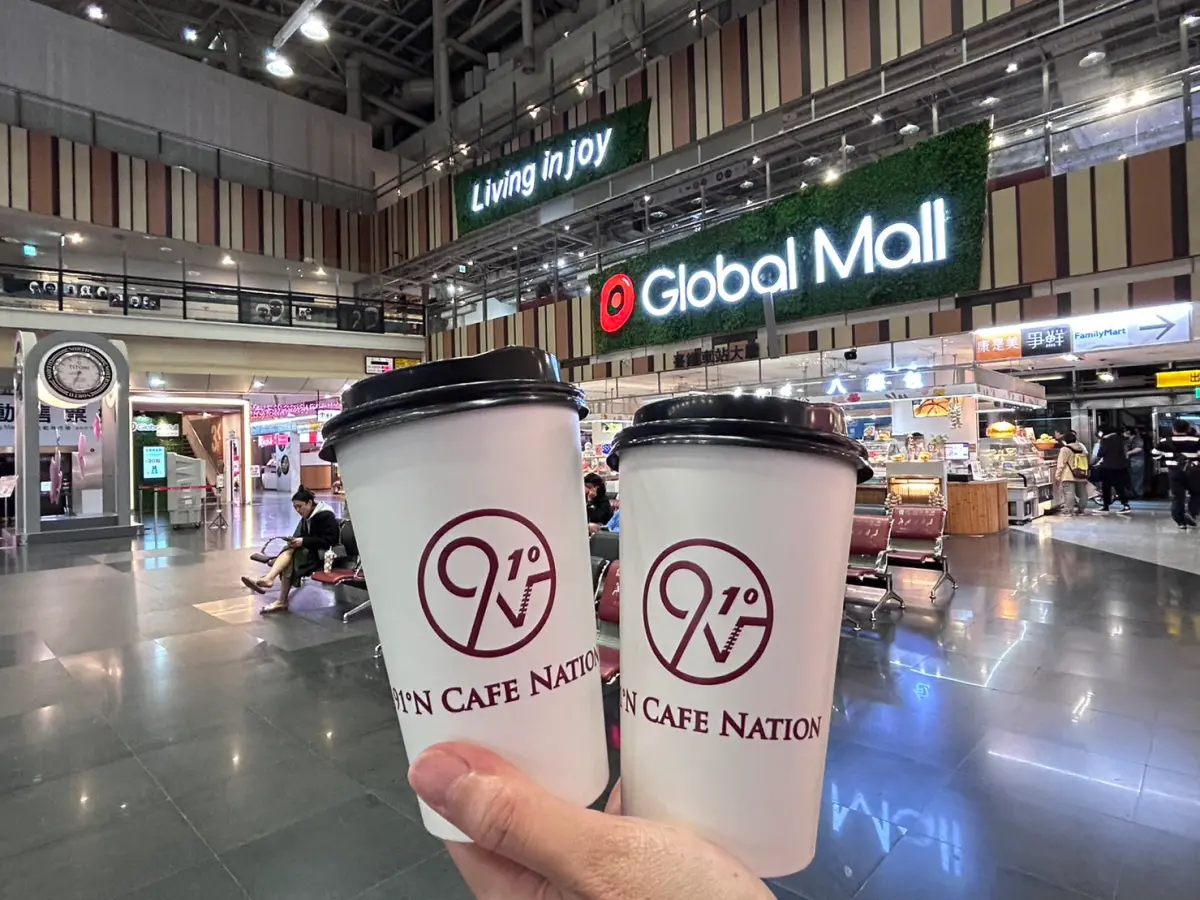 ▲迎接四年一次的2月29日，2月晚鳥限定好康，包括2月28日買一送一、第二件半價或7折起，還有星巴克、COLD STONE買1送1等，Global Mall新左營車站91°N Lounge美式咖啡指定飲品買1送1。（圖／業者提供）