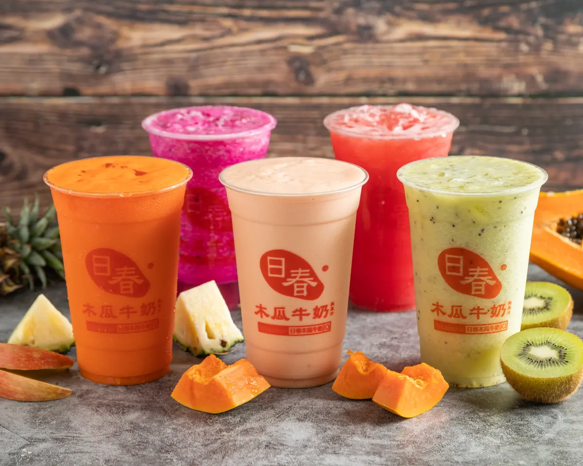 ▲日春木瓜牛奶被爆料會將爛掉發霉的木瓜削去後再打汁給客人，同時北部有部分加盟主被點名是黑心店家。加盟主跳出來喊冤，並揚言將採取法律行動。（圖／業者提供）