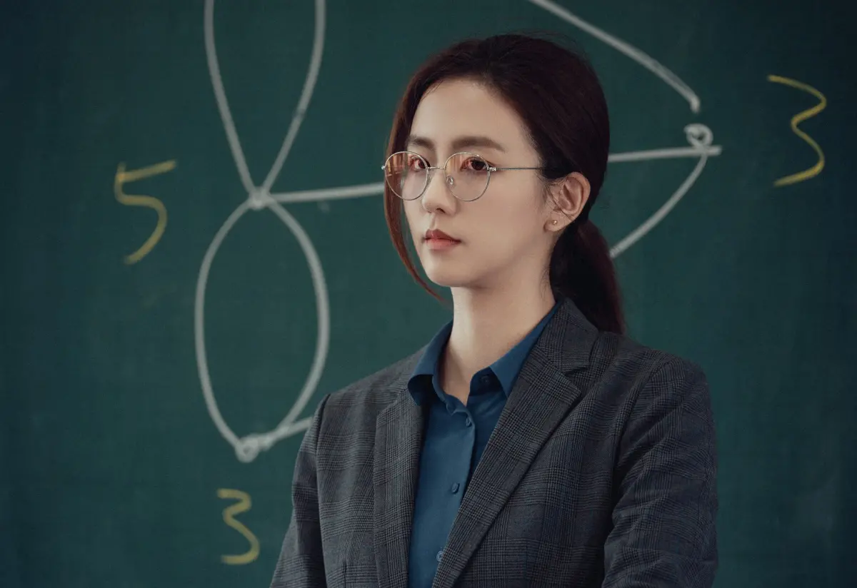 ▲周曉涵在《遊戲開始》之數學篇裡又正又兇，迷倒24歲小鮮肉張豐豪。（圖／絡思本娛樂提供）