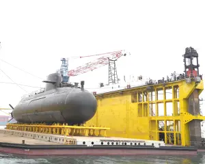 潛艦國造邁入新里程！原型艦海鯤軍艦順利完成浮船作業移至乾塢
