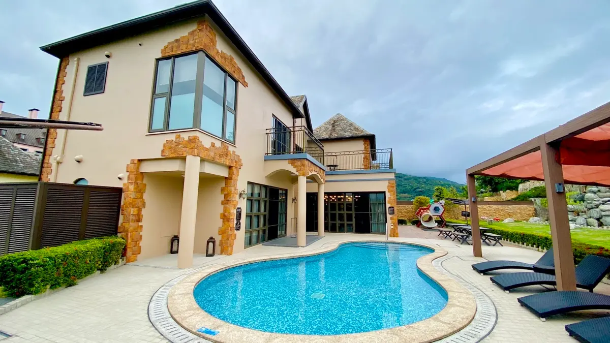 ▲花蓮瑞穗天合飯店週年慶，聯手國際藝術家優席夫YosifuKacaw打造藝術專案；邀3星座旅客一起慶生，免費送別墅Villa住宿券、玩賓果最大獎可1元入住650坪總統別墅一泊二食。（圖／記者蕭涵云攝）