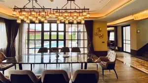 1元入住「650坪總統別墅」!瑞穗天合飯店週年慶:國際藝術家同遊 ▲獨棟兩層樓三間客房的總統別墅,室內有專屬電梯、二樓陽台還有盪鞦韆。(圖/記者蕭涵云攝)