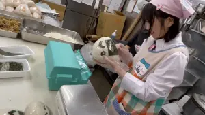▲「廚房DIVE」還推出了1公斤飯糰等超狂品項。(圖/取自YT@@livecameralivedive6416) ▲「廚房DIVE」還推出了1公斤飯糰等超狂品項。(圖/取自YT@@livecameralivedive6416)