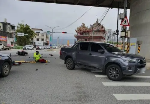 疑遭遮擋視線！皮卡貨車路口意外碰撞黃牌重機　騎士送醫搶救不治
