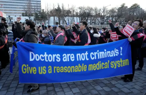 韓國醫師堅持不返回工作崗位　政府擬對領導罷工者提刑事訴訟
