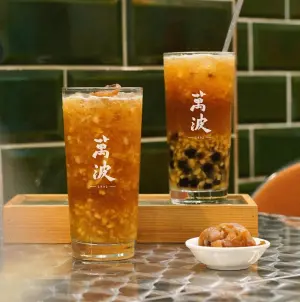 229萬波、星巴克買一送一!迷客夏茶拿鐵29元 壽星加碼3手搖優惠 ▲萬波還全新開賣復古風手搖飲料,桂圓綠豆蒜、双珍桂圓綠豆蒜2大新品。(圖/翻攝自萬波FB)