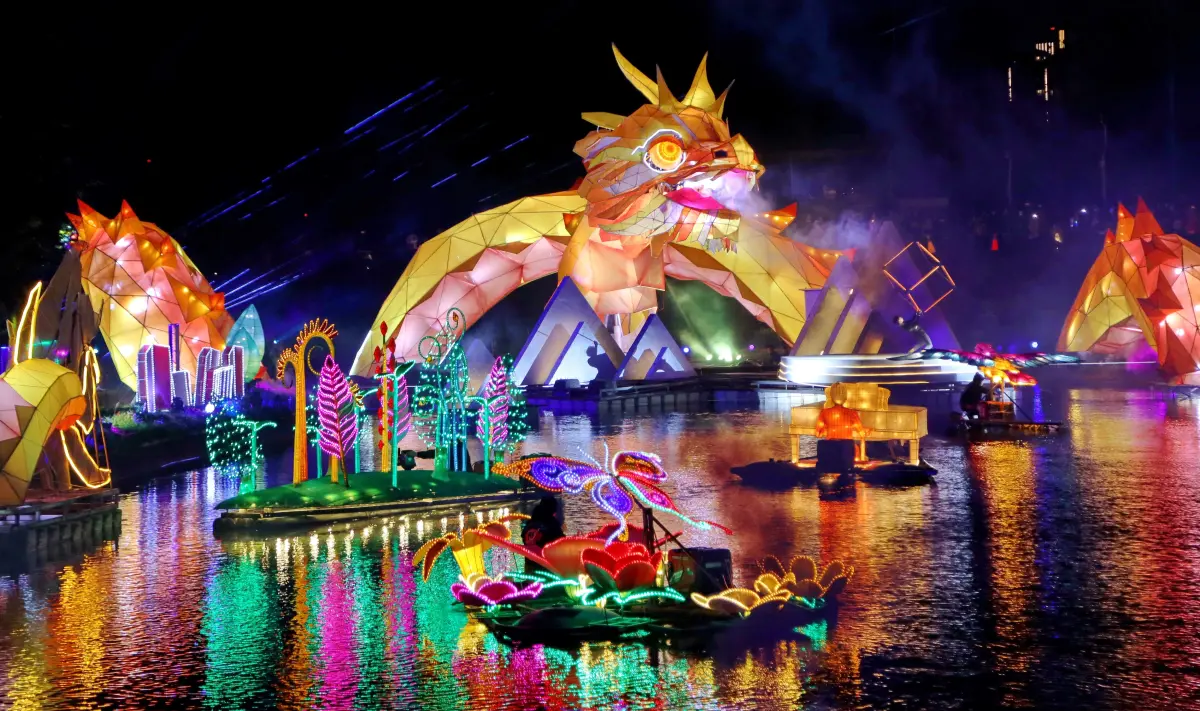 ▲昨晚的最終場「台中龍賀」主燈秀，吸引大量人潮。（圖／台中市政府提供，2024.02.29）