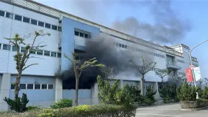 台南「康那香」不織布廠房火警！恐怖濃煙直竄天際　員工緊急疏散
