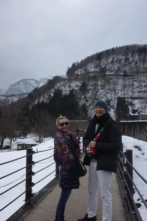 ▲江振誠（右）、Pam在金澤景區留影，夫妻笑得很開心。（圖／翻攝自Sudarampai Chiang臉書）