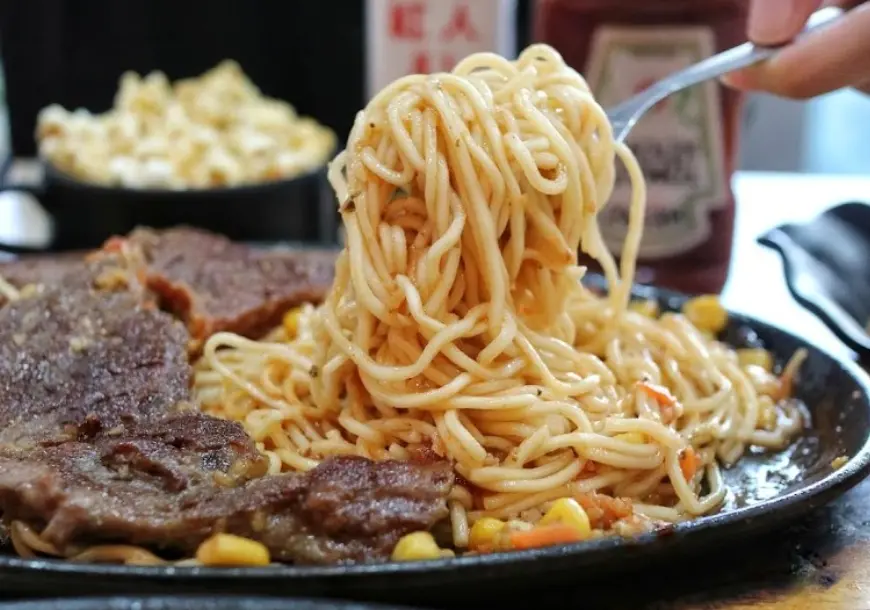 ▲平價牛排館近幾年越開越多，每家都有不同特色，近日在社群上一家名為「小時厚牛排」的店家備受討論。（圖/小時厚牛排粉專）