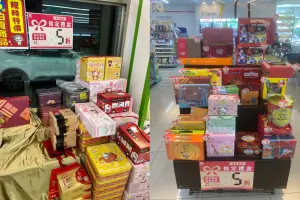 ▲7-11眾多門市在元宵節之後才開始「禮盒大拍賣」,許多網友已經遇到5折的禮盒折扣。(圖/7-11全家各超商分享區) ▲7-11眾多門市在元宵節之後才開始「禮盒大拍賣」,許多網友已經遇到5折的禮盒折扣。(圖/7-11全家各超商分享區)
