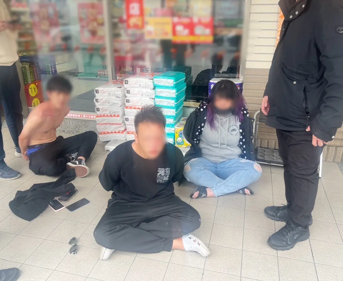 ▲警方順利逮捕3名詐欺車手。（圖／翻攝畫面）