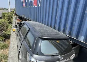 國1北274k「4車連環撞」！貨櫃車推擠休旅車卡護欄　7人受傷送醫
