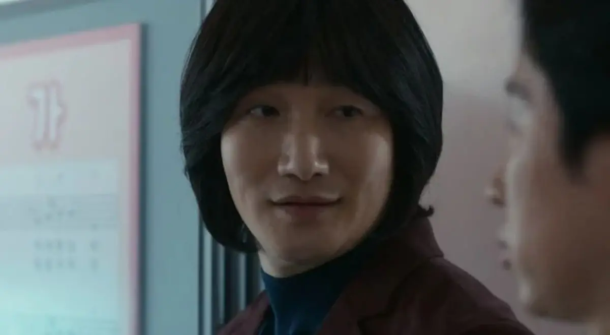 ▲在《黑暗榮耀》中頂著豬哥亮髮型，飾演變態秋老師的許棟元將IG內與妻子的合照通通刪除，經紀公司證實2人已離婚。（圖／Netflix提供）