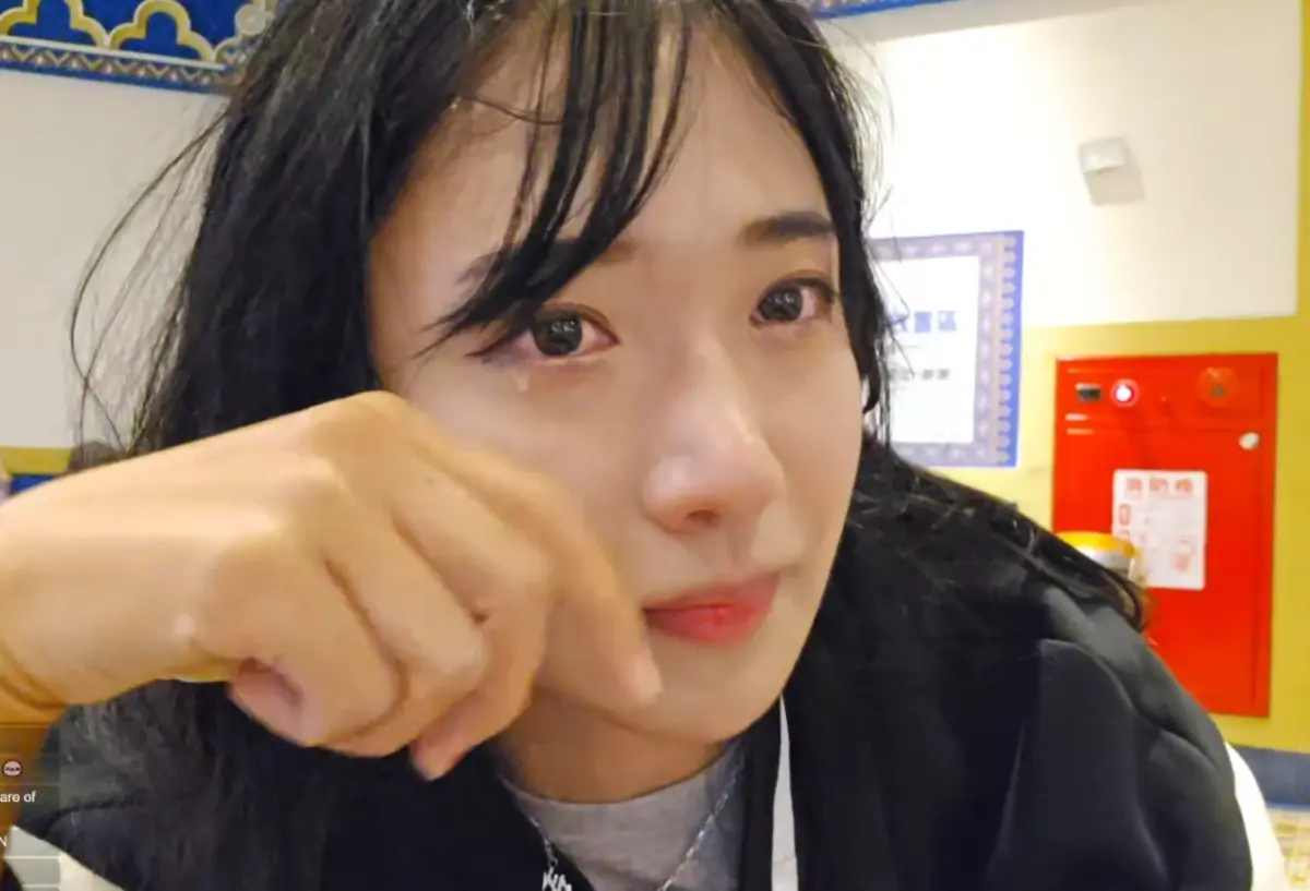 ▲企鵝妹突然在鏡頭前落淚，表示身體有些不舒服，後來直播中斷，被送醫治療。（圖／取自Twitch@Jinnytty）