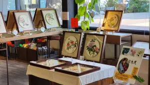 ▲「龍(攏)是為著愛」陳秀鳳水墨創作慈善義賣展,在左營左創生活園區「三希典藏」及「食不二蔬食餐廳」舉辦。 (圖/記者陳美嘉攝,2024.02.29) ▲「龍(攏)是為著愛」陳秀鳳水墨創作慈善義賣展,在左營左創生活園區「三希典藏」及「食不二蔬食餐廳」舉辦。 (圖/記者陳美嘉攝,2024.02.29)