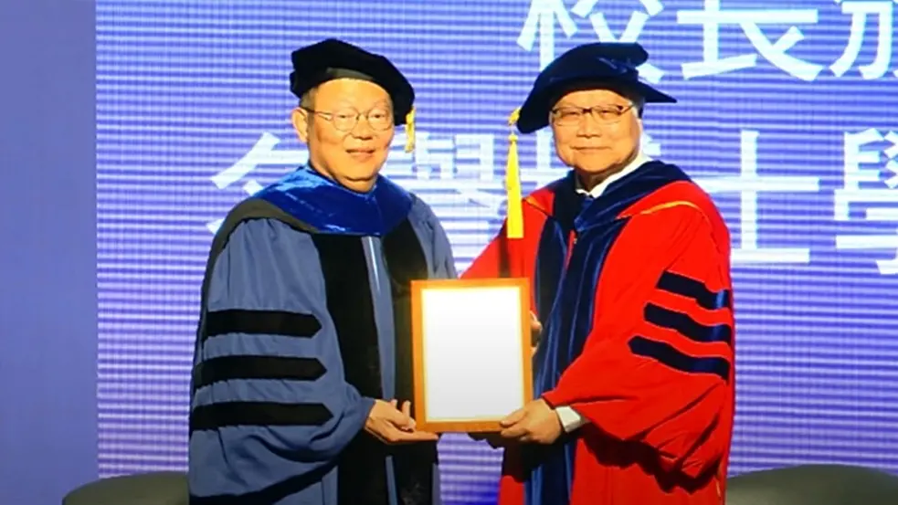 ▲台積電總裁魏哲家（圖右）獲頒陽明交大名譽博士，創辦人張忠謀站台讚他為準備最齊全的CEO。圖左為陽明交大校長林奇宏。（圖／擷取自陽明交大官網）