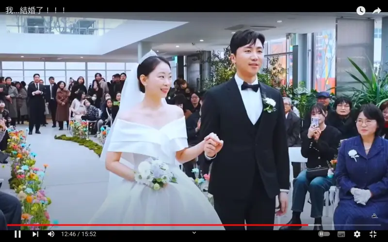 ▲YouTuber肌肉山山（右）在YT上傳影片，提到已經在1個月前與Jooni結婚了。（圖／翻攝肌肉山山YT）