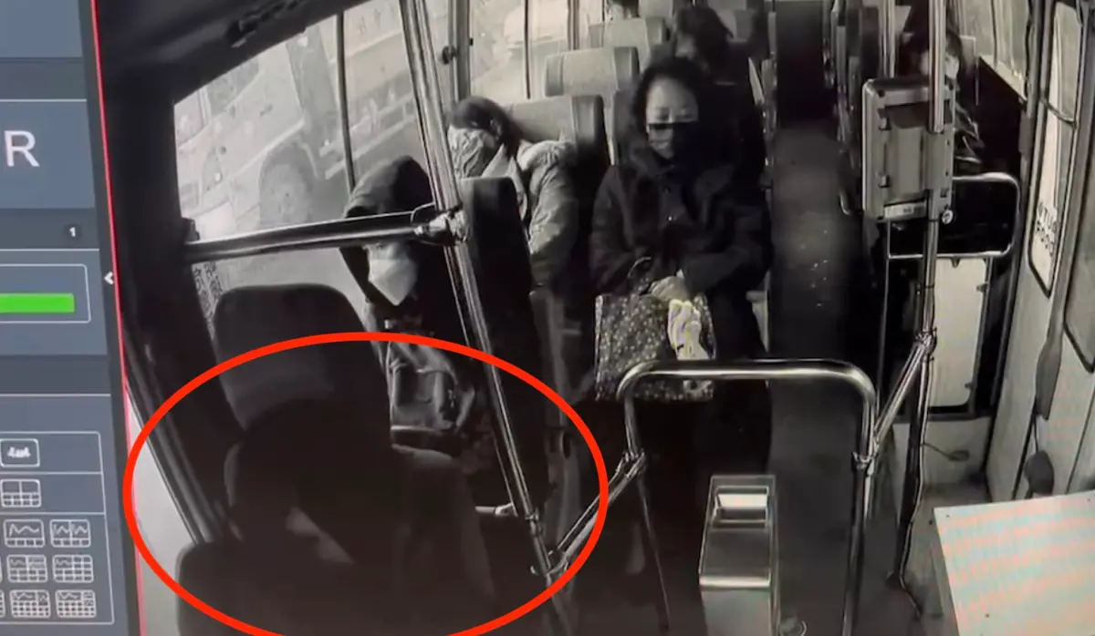 ▲一台由七堵開往幸福華城的R86公車 ，駕駛陳宇傑司機在行駛途中發覺身體不適，車輛停靠於七堵大華橋後昏倒，無乘客受傷，經乘客協助報警，由消防隊員送至礦工醫院。（圖／翻攝畫面）