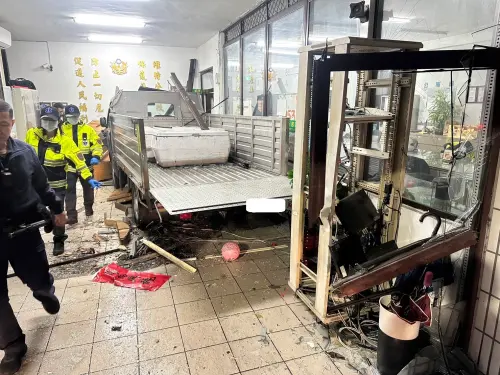 29日晚間,基隆34歲的簡姓男子,偷竊他人小貨車之後,駕駛貨車直接衝進八堵派出所,造成24歲蘇姓男警員殉職,簡男過去有吸毒紀錄,精神狀況不穩,疑有幻聽、幻覺等。(圖/翻攝畫面) ▲29日晚間,基隆34歲的簡姓男子,偷竊他人小貨車之後,駕駛貨車直接衝進八堵派出所,造成24歲蘇姓男警員殉職,簡男過去有吸毒紀錄,精神狀況不穩,疑有幻聽、幻覺等。(圖/翻攝畫面)