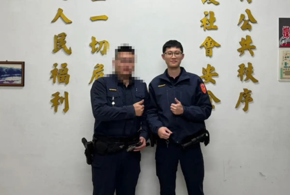 ▲被小貨車衝撞殉職的員警蘇昱鴻（右），去年才從警專畢業，正式從警不到半年。(圖／基隆市警察局第三分局)