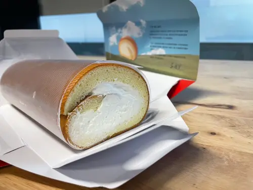 ▲亞尼克強調「生乳捲」所使用的奶霜是100%北海道鮮奶製成。（圖/記者張嘉哲攝影）