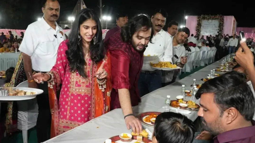 ▲ 亞洲首富安巴尼最小的兒子阿南特近期將與交往多年的女友完婚。圖為28日兩人替5萬名村民擺設宴席。（圖／翻攝自India Today）