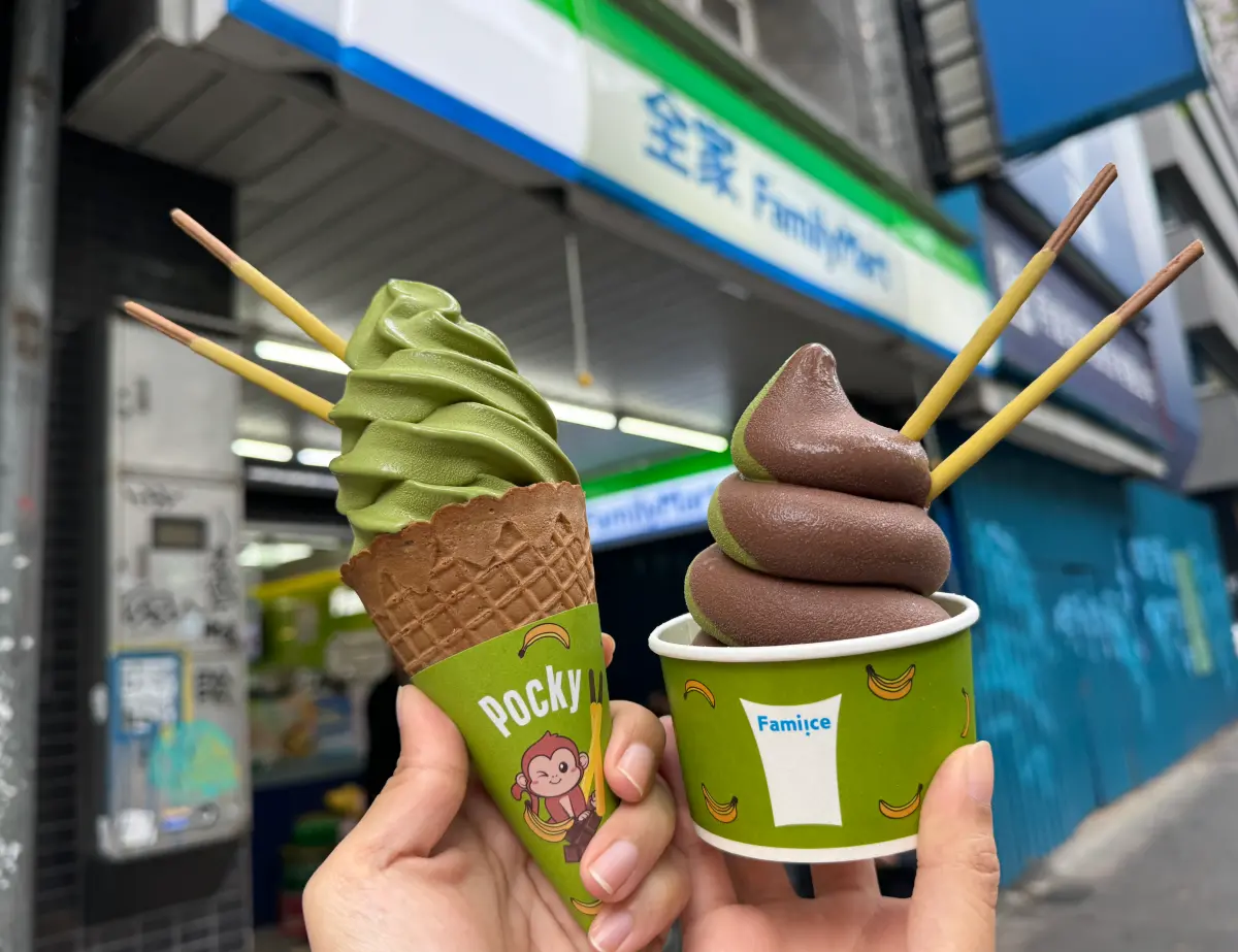 ▲全家霜淇淋新口味來了！3月5日起開賣100%靜岡抹茶霜淇淋，雙口味機台搭配「濃黑巧克力」口味。（圖／記者鍾怡婷攝）