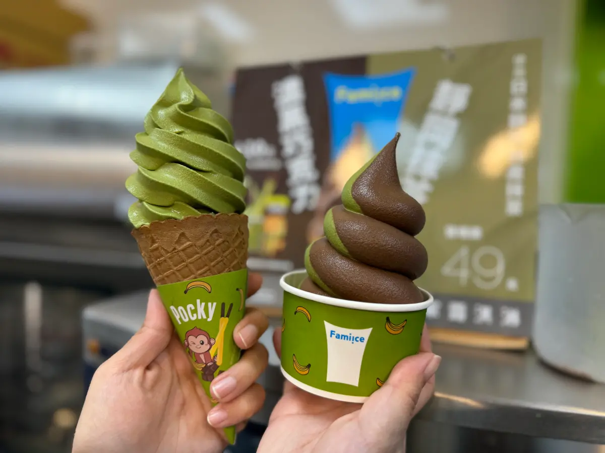 ▲全家3月的「靜岡抹茶霜淇淋」在今（5）日正式開賣，入口滑順微苦，尾韻茶香顯著，茶感再提升，部分門市還有搭配濃黑巧克力的綜合口味哦！（圖／記者鍾怡婷攝）