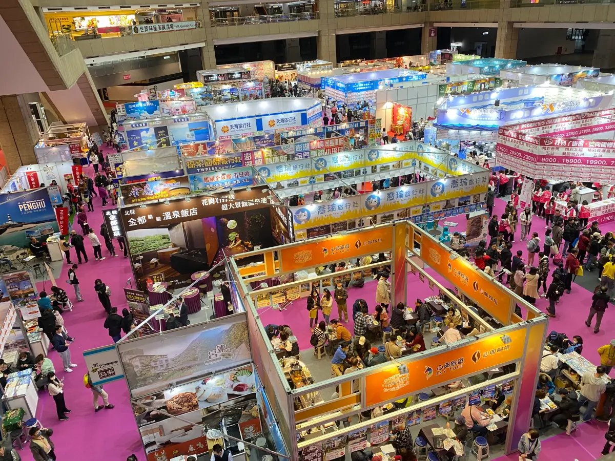 ▲「2024第18屆台北國際觀光博覽會」由台北市旅行商業同業公會、上聯國際展覽有限公司共同主辦，展期自5月31日(五)~6月3日(一)為期四天，將於台北世貿一館開展，圖為今年在同場地的台北旅展-春季展。（圖／記者葉盛耀攝）