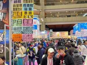 ▲今日「TPTE 台北旅展-春季展」的人潮多聚集在旅行社，尤其以日韓賞櫻行程最多人詢問。（圖／記者葉盛耀攝）