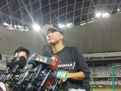 ▲讀賣巨人隊球星坂本勇人在賽前練球時,受訪談到對台灣獨特應援最有印象,並且期待見到啦啦隊。(圖/林之越攝) ▲讀賣巨人隊球星坂本勇人在賽前練球時,受訪談到對台灣獨特應援最有印象,並且期待見到啦啦隊。(圖/林之越攝)