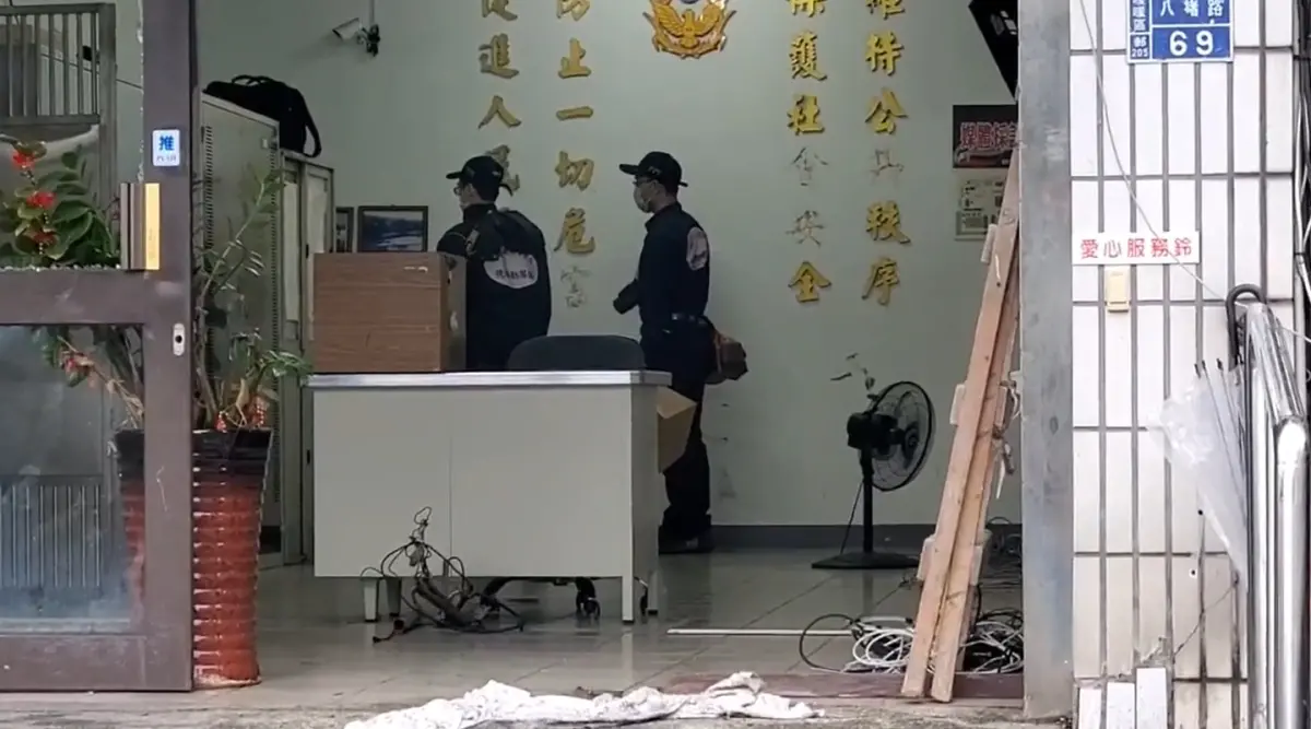 ▲今年2月間，基隆八堵分駐所遭簡姓男子開車衝撞，當時正在值班台的24歲蘇姓男警，因閃避不及遭撞重傷身亡。（圖／民眾提供）