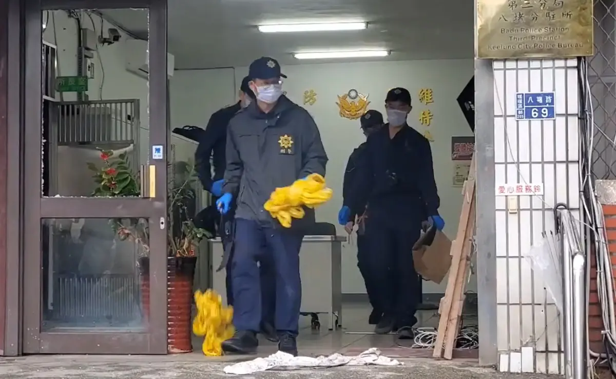 ▲34歲簡姓男子29日晚間自澳底漁港偷走一輛貨車，並高速衝撞基隆八堵派出所，導致2名值班員警1死1傷。（圖／民眾提供）