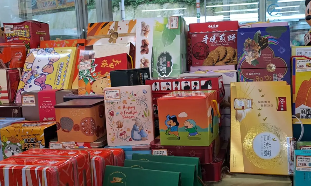 ▲最近許多超商年後出清禮盒，全家以5折吸引顧客，7-11則是各店優惠不同，從3折、5折、6折到原價都有，不一定各門市都有出清優惠。（圖/7-11全家各超商分享區）