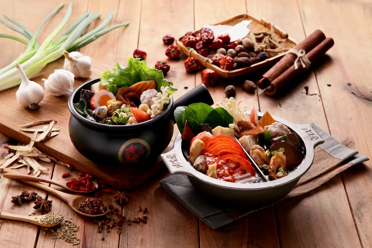 ▲年輕人喜愛的個人鍋物品牌「老先覺」進軍花蓮，開設占地最大、最美、最豪華的老先覺PLUS概念店，同樣走平價鍋物路線，最低160元起就能吃到個人鍋，並可另加58元，就能享有自助吧的火鍋料、豆腐、蔬菜與麵飯等通通吃到飽，圖為招牌鍋物之一麻辣鍋。（圖／老先覺提供）