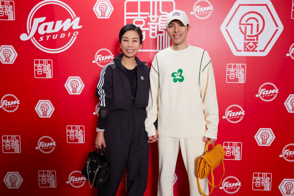 ▲蕭敬騰（右）與太太Summer春酒同歡，他豪灑百萬給員工抽獎。（圖／喜鵲娛樂提供）