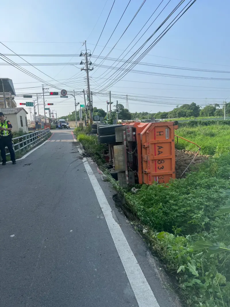 ▲神岡區厚生路道路狹窄，民眾會車不易，常有車輛稍有不慎便會掉落農地(圖／楊瓊瓔提供2024.3.1)