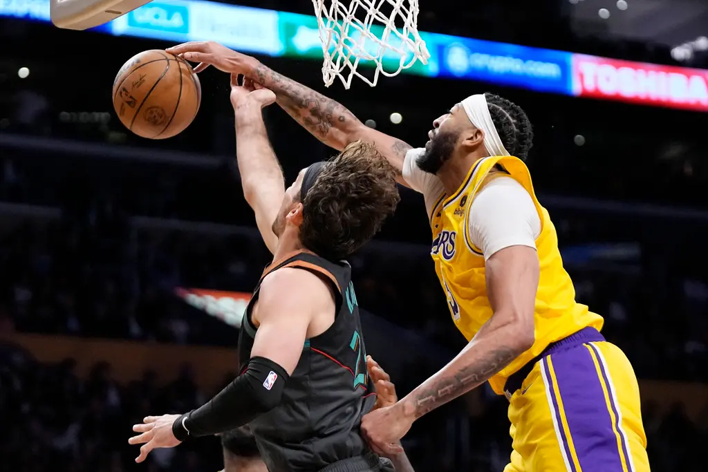 ▲Anthony Davis奮力攻下全場最高40分，率領湖人延長賽勝巫師。（圖／美聯社／達志影像）