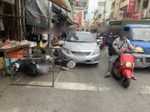 分心撿手機闖禍！台中女開車連撞4機車　釀2無辜路人受傷送醫
