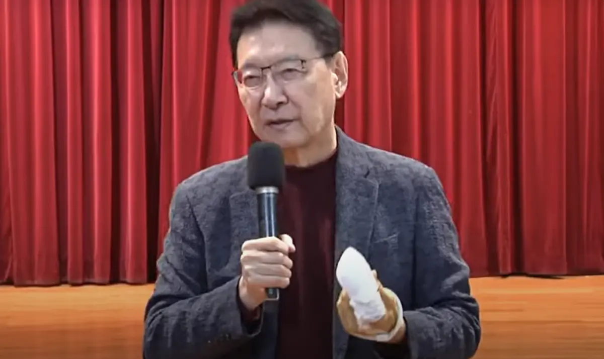 ▲ 趙少康左手遭夾傷。（圖／翻攝中廣新聞網直播畫面）