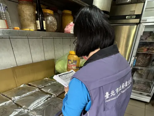北市衛生局 ▲衛福部食藥署與地方衛生局持續稽查後市場的中國辣椒粉產品。(圖/台北市衛生局提供)