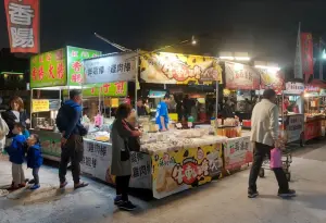 ▲台南去年底重新開業的「大益夜市」近日社群討論度相當高，讓在地人、外地遊客又多了一個夜市的選擇。（圖/Google評論）