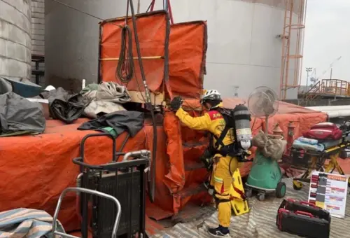 高雄「李長榮化工廠」意外！消防搶救12小時、工人遭活埋不幸身亡
