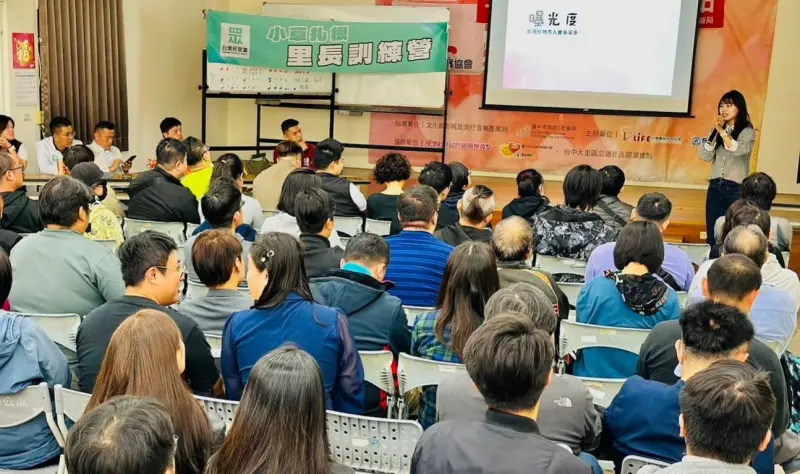 ▲民眾黨基層民代在研習營中,與有意參選里長及基層民代「小草」分享經驗。(圖/江和樹提供,2024.03.01)