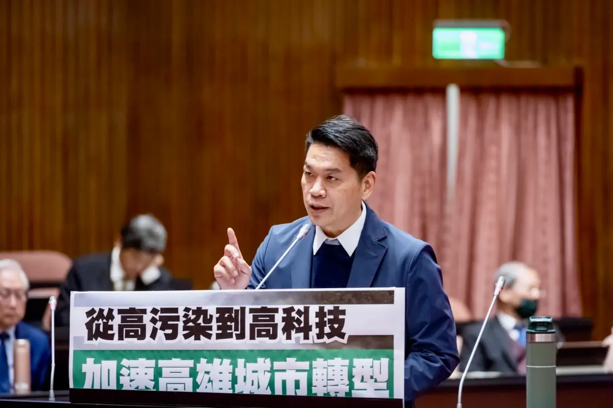 ▲新科綠委李柏毅今天首度質詢，籲陳揆加速推動左楠建設開發，儘早完成高雄產業轉型。（圖／立委李柏毅辦公室提供）