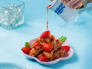 ▲吃到飽餐廳吉哆火鍋百匯推出以草莓為主題的菜色，像是草莓炸排骨等。 （圖／錢都餐飲集團提供）