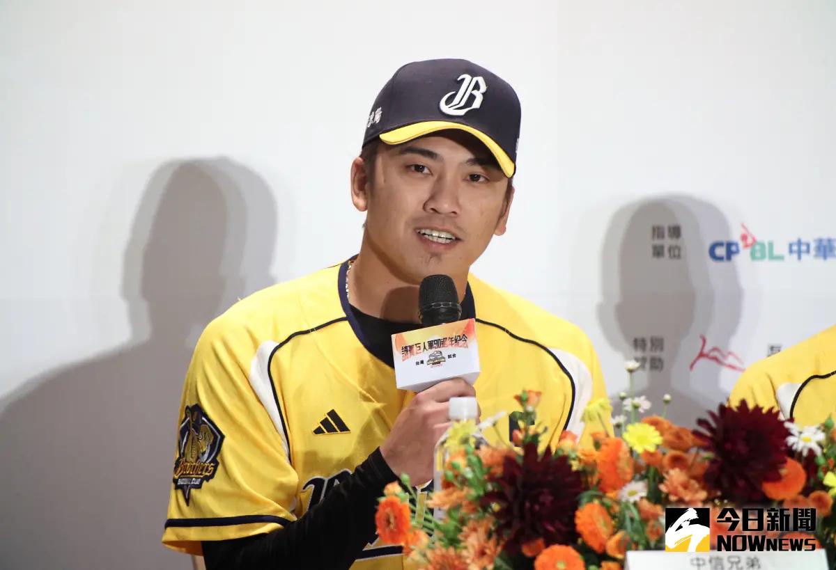 ▲為了備戰讀賣巨人交流賽，中信兄弟王威晨首次站上大巨蛋練球，但點出草皮、內野高低差是球場唯一隱憂。（圖／陳明中攝）